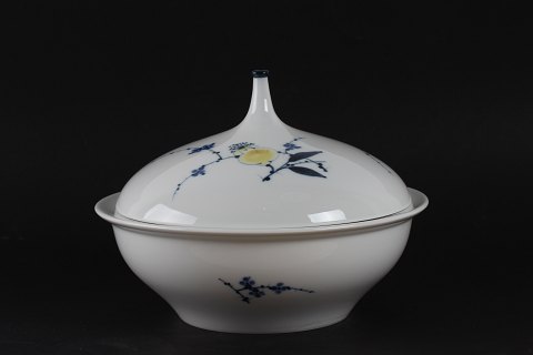 Royal Copenhagen
Rimmon service
Lidded Bowl 14801
Ø 8,6 inch
Dkr. 2900,-