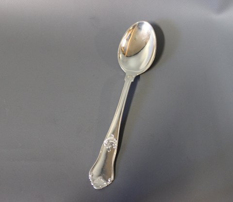 Dessert spoon in Rosenholm, hallmarked silver.
5000m2  showroom.