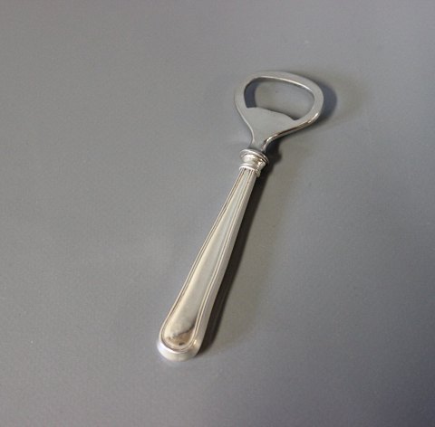 Bottle opener, hallmarked silver.
5000m2 showroom.