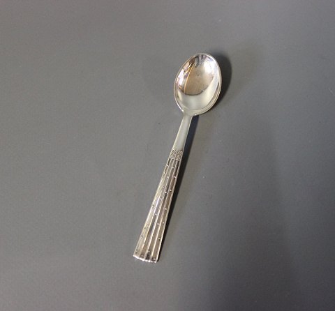 Demitasse spoon in Champagne, hallmarked silver.
5000m2 showroom.