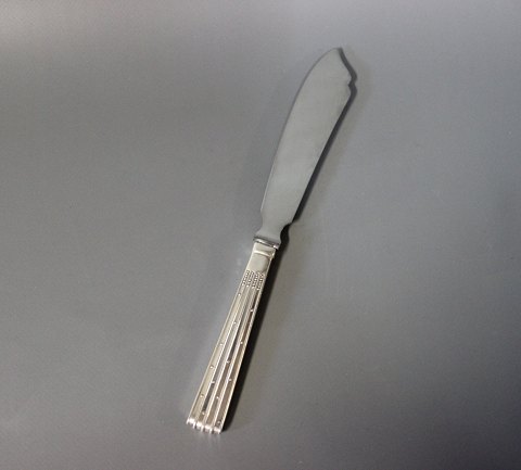 Small cake knife in Champagne, hallmarked silver.
5000m2 showroom.