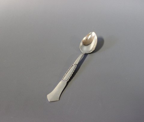 Tea spoon in Louise, hallmarked silver.
5000m2 showroom.