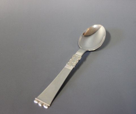 Dessert spoon in "Rigsmoenster", hallmarked silver.
5000m2 showroom.