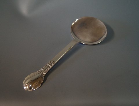 Round cake slice no. 3 by Evald Nielsen, hallmarked silver.
5000m2 showroom.
