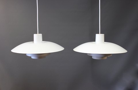 2 White PH4 pendants designed by Poul Henningsen and manufactured by Louis 
Poulsen.
5000m2 showroom.
