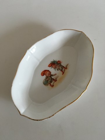 Oval Dish with two Gnomes carrying vegetables (sold as a set of 25)