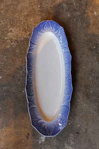 Royal Copenhagen fish dish.
Measures: 59,5x22,5cm.
#1212/3001.