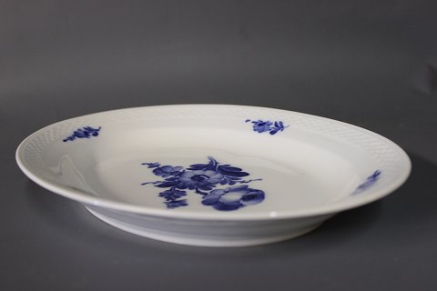 Medium oval dish, #10/8016.
5000m2 showroom.