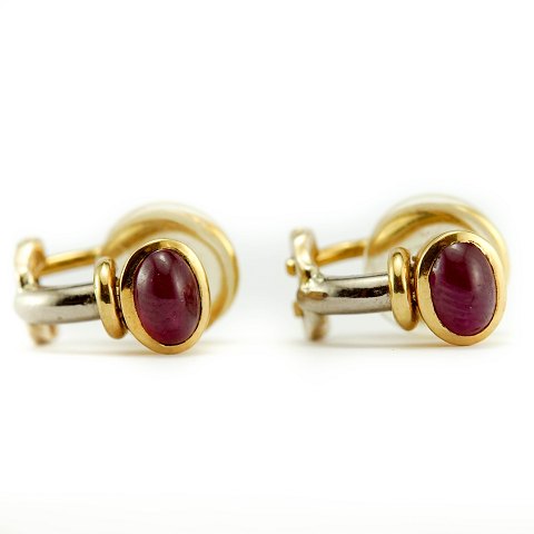 Frantz Hingelberg, earclips in 18k gold and whitegold with rubies