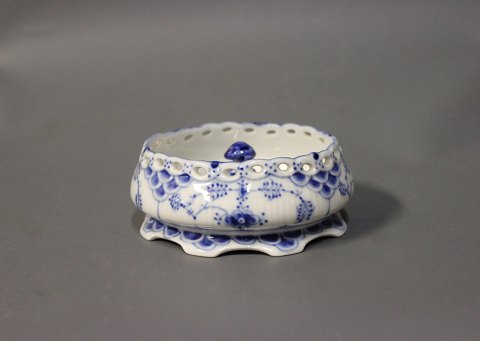 Royal Copenhagen blue fluted lace ashtray, 1/1001.
5000m2 showroom.