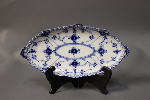 Royal Copenhagen blue fluted lace dish, #1/1115.
5000m2 showroom.