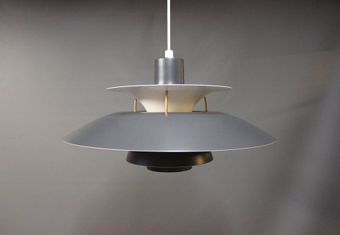 PH5 pendant designed by Poul Henningsen in 1958 and manufactured by Louis 
Poulsen.
5000m2 showroom.