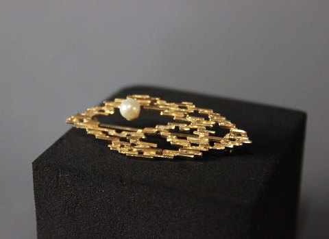 14 ct. goldbrooch with small Pearl, stamped BH by Bernhard Hertz.
5000m2 showroom.