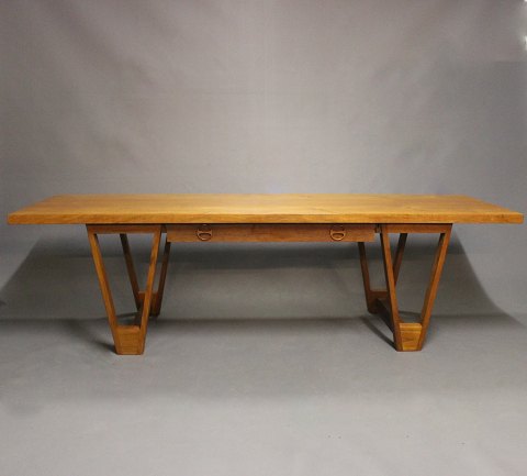 Large coffeetable in teak designed by Illum Wikkelsø and from the 1960s.
5000m2 showroom.
