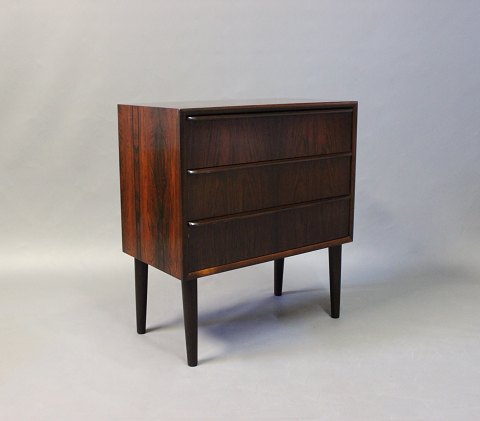 Small chest of drawers in rosewood of Danish Design from the 1960s.
5000m2 showroom.