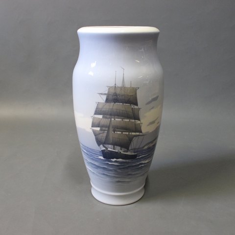 Royal Copenhagen floor vase with motif of ships, no.: 2108-131.
5000m2 showroom.