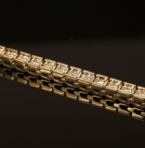 Tennisarmbånd, 10kt guld, prydet med 61 diamanter 
på hver ca. 0,03ct. I alt ca. 1,83ct