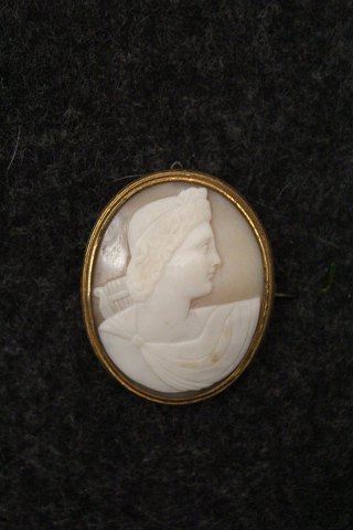 Fine, old cameo brooch with portrait carved in Conch and mounted in bronze.