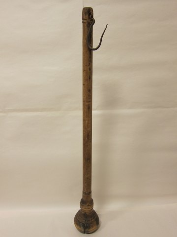 Balance (steelyard) made of wood
Late 1700s/start 1800s
With a hook made of iron
Please note: Crack in the wood
L: 72,5cm