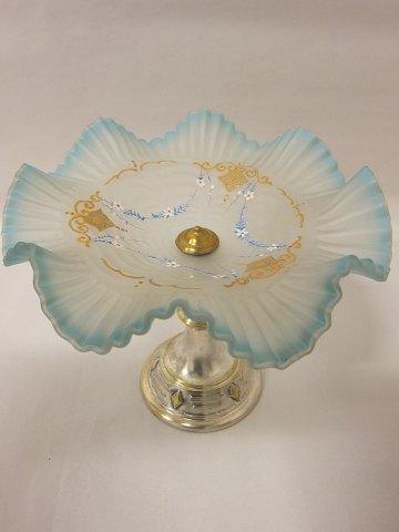 Bowl made of glas and metal, antique
With the inscription 1908
H: 21cm, Diam 25cm