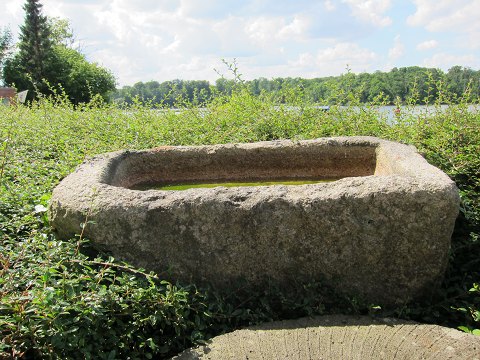 Trough made of red granite, antique
Approximately 1850
L: 102cm, W: 52cm, D: 39cm
We have a large choice of good, antique, Danish troughs, millstones, saddle 
querns etc.