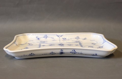 Royal Copenhagen blue fluted rectangular dish, no.: 1/269.
5000m2 showroom.