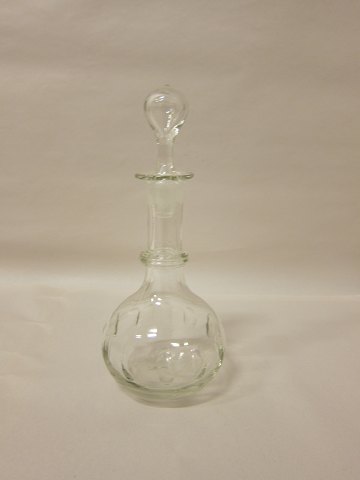 Decanter/carafe, glass with stopper
About 1920
With olive cuttings
H: 22cm incl. stopper
We have a large choice of antique glass, decanters as well as jugs