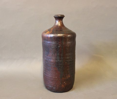 Dark red ceramic flask/vase in great vintage condition.
5000m2 showroom.