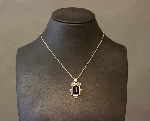 Pendant in 830 silver with black onyx stone, stamped G.J. Hoppe.
5000m2 showroom.