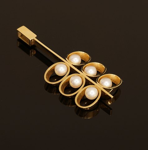 Bræmer-Jensen, Randers, Denmark: Pendant, 14ct 
Gold with 6 Pearls. 5,3x2,1cm. W: 9,3gr