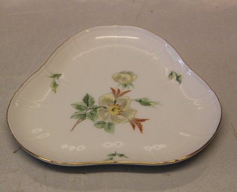 B&G Scotch Rose Porcelain
052 d Triangular tray (no handle) 14 cm (361)