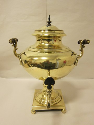 Samovar made of brass
Very dekorative
H.: 43cm