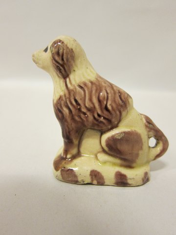 Dog made of clay, antique
This dog is supposedly a dog which was ment to be made as a savings box
Please note: There is a imperfection on the bag of the dog, and it is supposed 
to be from the production (se foto)