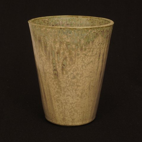 Arne Bang, 1907-83, stor keramik vase i gulgrøn 
fugleæg glasur. Signeret. H: 18cm. D: 14,5cm