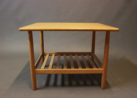 Coffee table/side table in oak manufactured by Vitzé of danish design from the 
1960s.
5000m2 showroom.