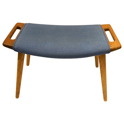 Hans J. Wegner; Footstool for the "Papa bear" chair, blue wool, teak and oak, 
model AP-29