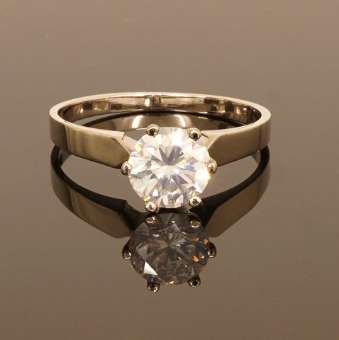 Diamond ring, 14ct whitegold, with brilliant of 
1,02ct. Ring size: 54