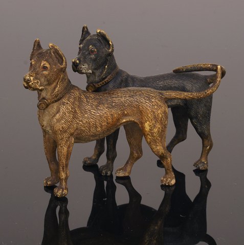 Wiener bronze figur i form af to hunde. Udført ca. 
år 1880. H: 8cm. L: 12cm