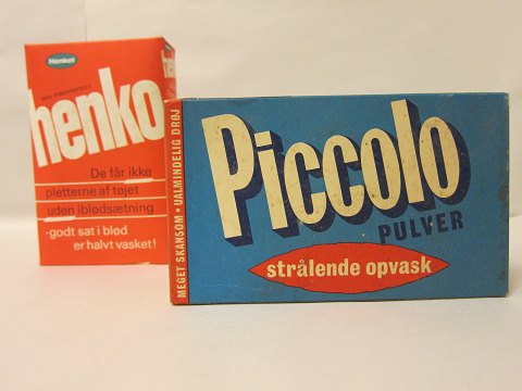 Parcels with washing powder "Piccolo" and washing-up powder "Henko"
The parces are with original contents and original paper
Special texts at the sides of the parcels
Piccolo: 19cm x 11,5cm x 8cm
Henko: 18,5cm x 11,5cm x 4cm
Good condition