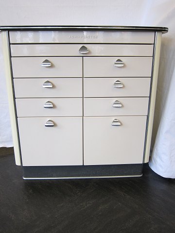 Clinic cupboard
Clinic cupboard is from a dentist or a doctor
Label: ADMI-PLASTON
The drawers are with an plasticpiece inside
H: 88cm, B: 88cm, D: 46,5cm
Good condition but the topplate is with marks because of the use