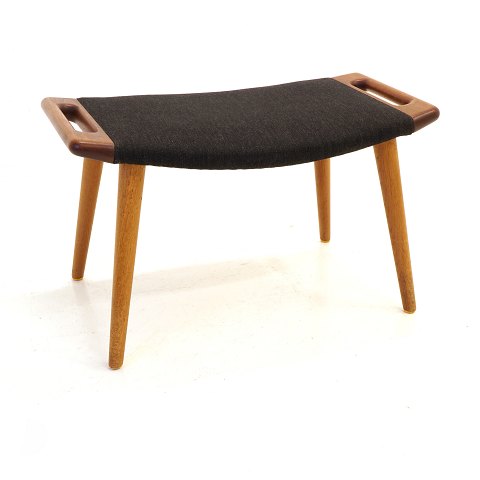 Hans J. Wegner, 1914-2007: Hocker für den 
Teddy-Stuhl, Eiche und Teak.
Modell AP-29