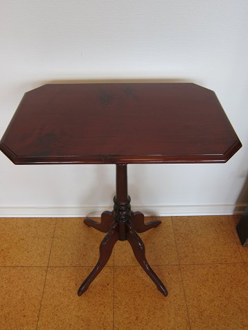 Table bessed on a column
About 1880
B: 78cm
Top: 60cm x 39cm