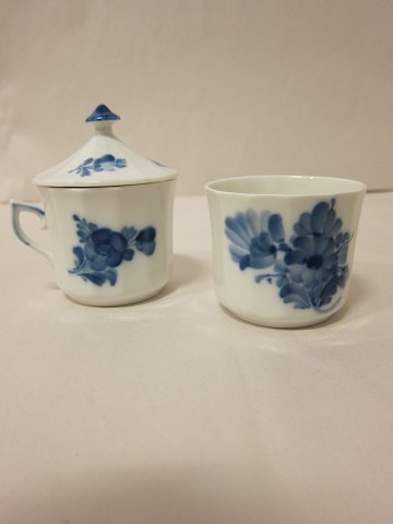 Royal Copenhagen, Blue Flower, Angular
Mustard pot with the lid or cream cup without a handle, 1. grade
Kongelig/RC-nr. 8570 (Mustard pot) og 8586 (lid) samt 8566 (cream cup)
We have a good choice of Blue Flower