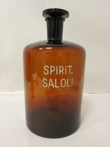 Pharmacy bottle with text and a stopper
Text: "SPIRIT. SALOLI"
Presumably from Gråsten Apotek, Denmark (Gråsten Pharmacy)
H.: 27,5cm incl. the stopper
Please note: Chip in the stopper