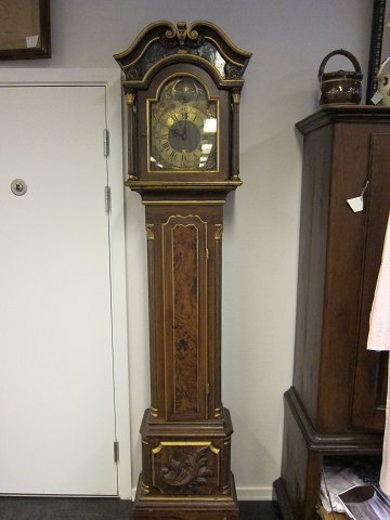 Case clock from Southern Jutland in a grained and decorated case made of wood
Dial made of brass
Sign: William Green (1733-1817), Apenrade, Denmark
30-hour clockwork
The case is presumably made by Lorenz Nielsen (1739-1821)
Key comes with the clock 
