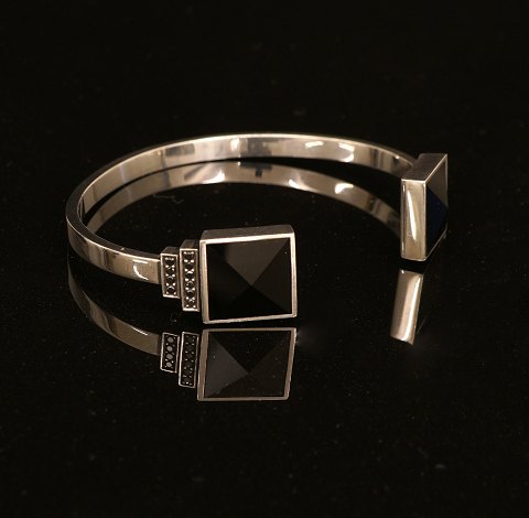 Regitze Overgaard for Georg Jensen: Bangle with 
Black agates and diamonds. #570B. 6,1x5,8cm