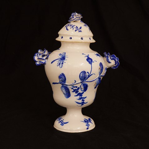 Blaudekorierte Potpourrivase aus Fayence. 
Manufaktur Stockelsdorff um 1780. H: 36cm