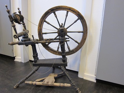 Spinning wheel made of wood and with decoration
H: 123cm, B: 120cm