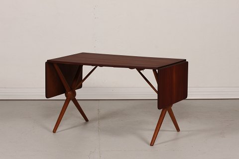 Danish Modern
Coffeetable
of teak and beech
Nestved Moebelfabrik