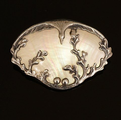 Kirsten Pedersen, Copenhagen: Brooch, silver and 
mother of pearl. Size: 6,1x4,2cm